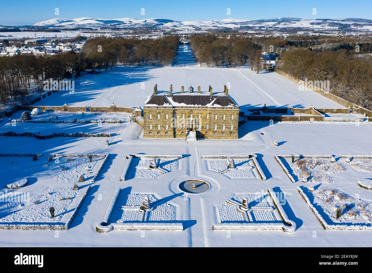 Kinross, Schottland, Großbritannien. Februar 2021, 11. Luftaufnahme eines schneebedeckten Kinross-Hauses und Gärten in Kinross, Kinross-Shire. Iain Masterton/Alamy Live Nachrichten Stockfoto
