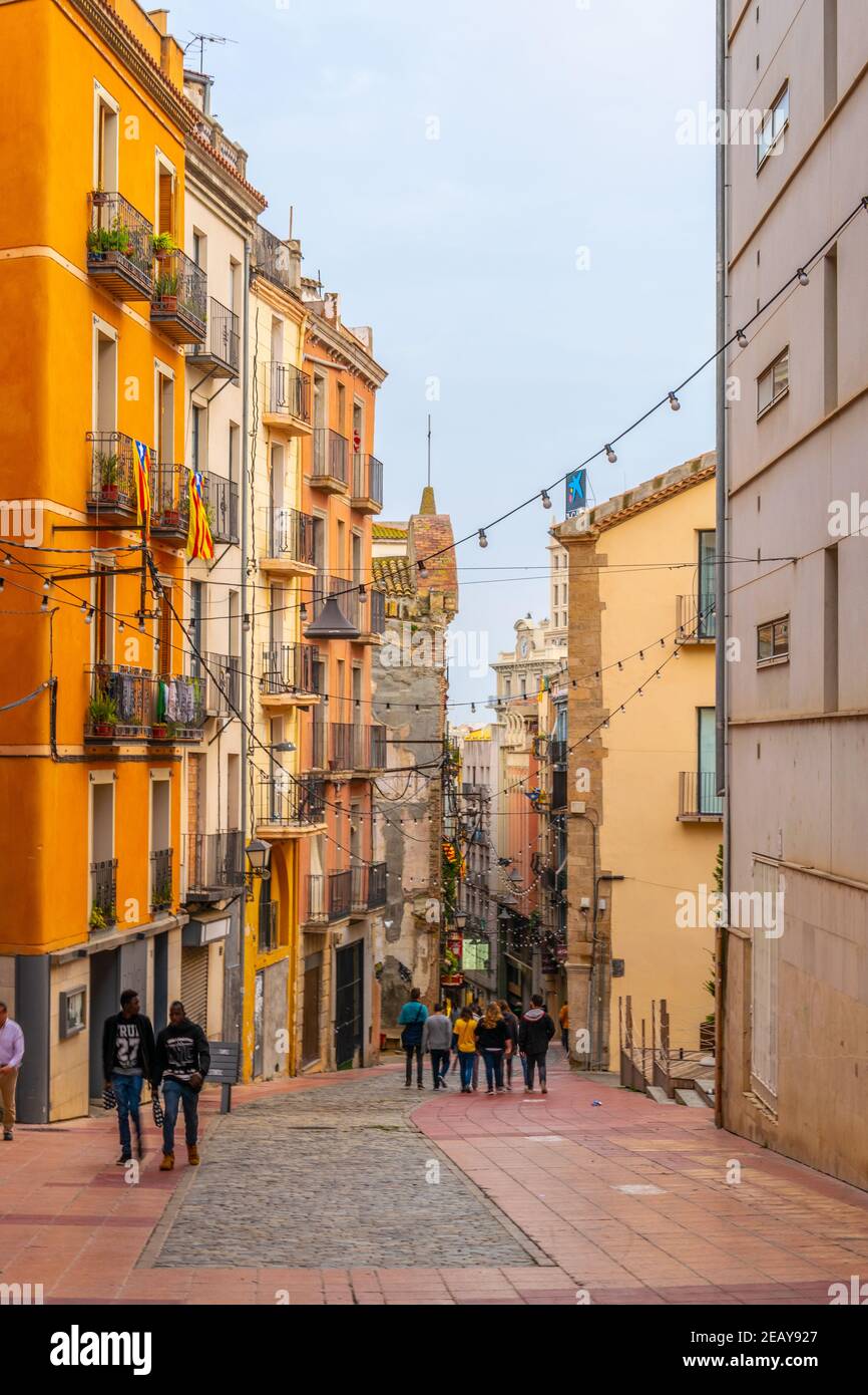 LLEIDA, SPANIEN, 30. SEPTEMBER 2017: Die Menschen gehen auf einer schmalen Straße im historischen Zentrum von Lleida, Spanien Stockfoto