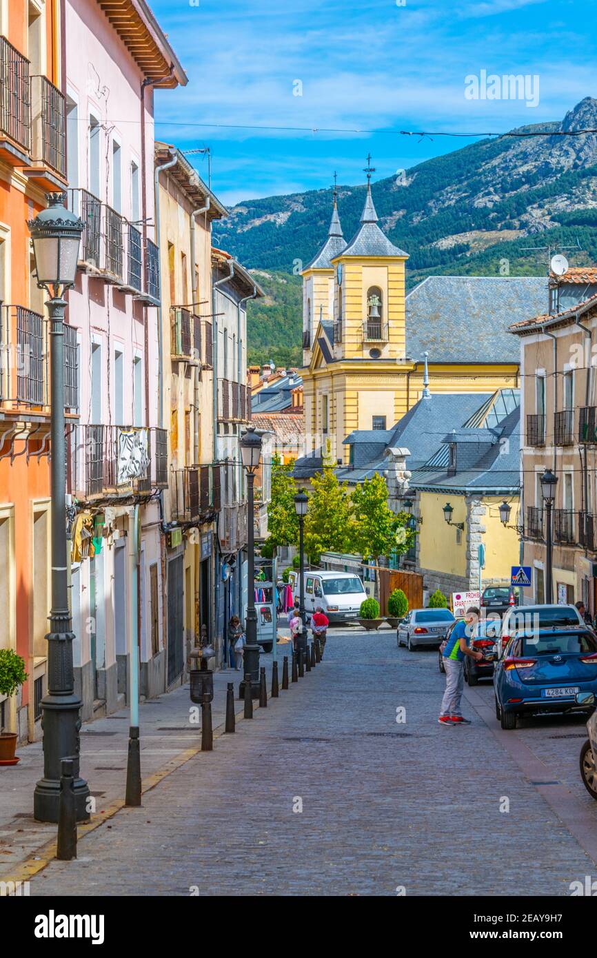 SAN ILDEFONSO, SPANIEN, 4. OKTOBER 2017: Eine schmale Straße in der echten Sitio de San Ildefonso in Spanien Stockfoto