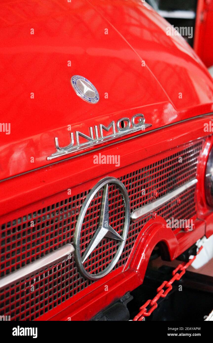 RAKONIEWICE, POLEN - 03. Jun 2018: Mercedes Benz Logo auf einem roten alten Feuerwehrauto Stockfoto