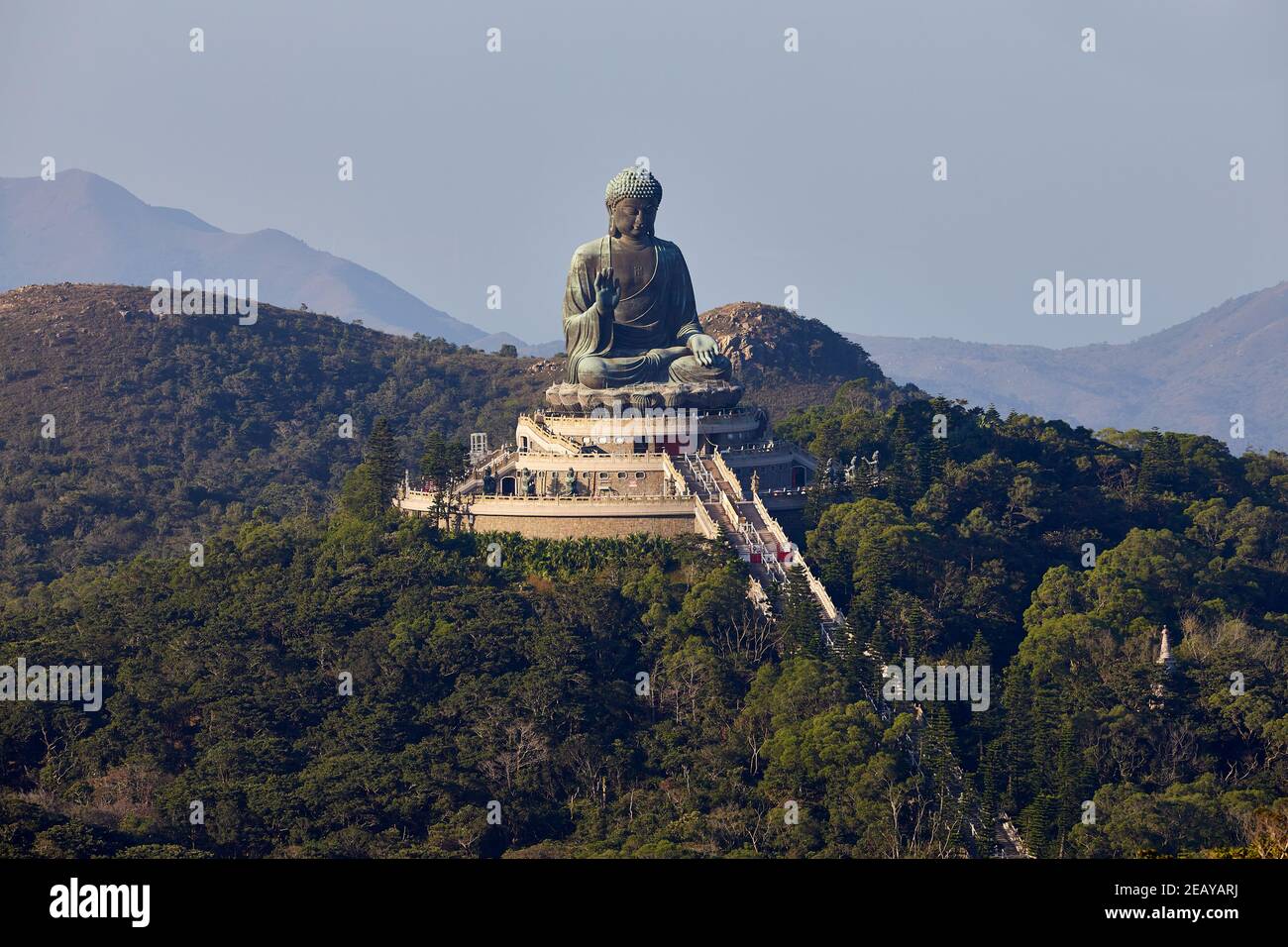 Tian Tan Buddha, auch bekannt als der große Buddha im Kloster Po Lin auf der Insel Lantau, Hongkong Foto von David Sutton/themangoroad.com Stockfoto