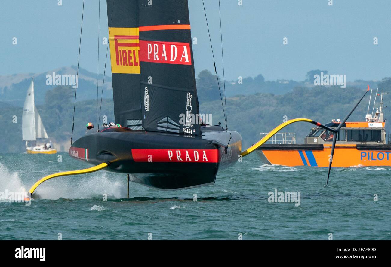 Auckland, Neuseeland, 11. Februar 2021 - das italienische Team Luna Rossa Prada Pirelli übt am Waitemata Hafen vor dem Finale des Prada Cups, das am Samstag, 13. Februar 2021 beginnt. Luna Rossa kämpft gegen das INEOS Team UK, um herauszufinden, wer die Verteidiger Emirates Team New Zealand in der America's Cup-Serie 36th herausfordern wird, die am 6. März beginnt. Kredit: Rob Taggart/Alamy Live Nachrichten Stockfoto