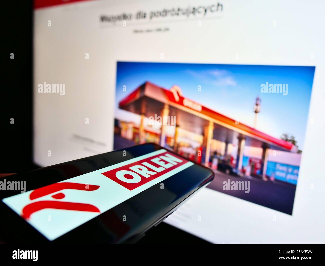 Handy mit Logo der polnischen Ölgesellschaft Polski Koncern Naftowy (PKN) Orlen auf dem Bildschirm vor der Website. Fokus auf der Mitte des Handy-Displays. Stockfoto