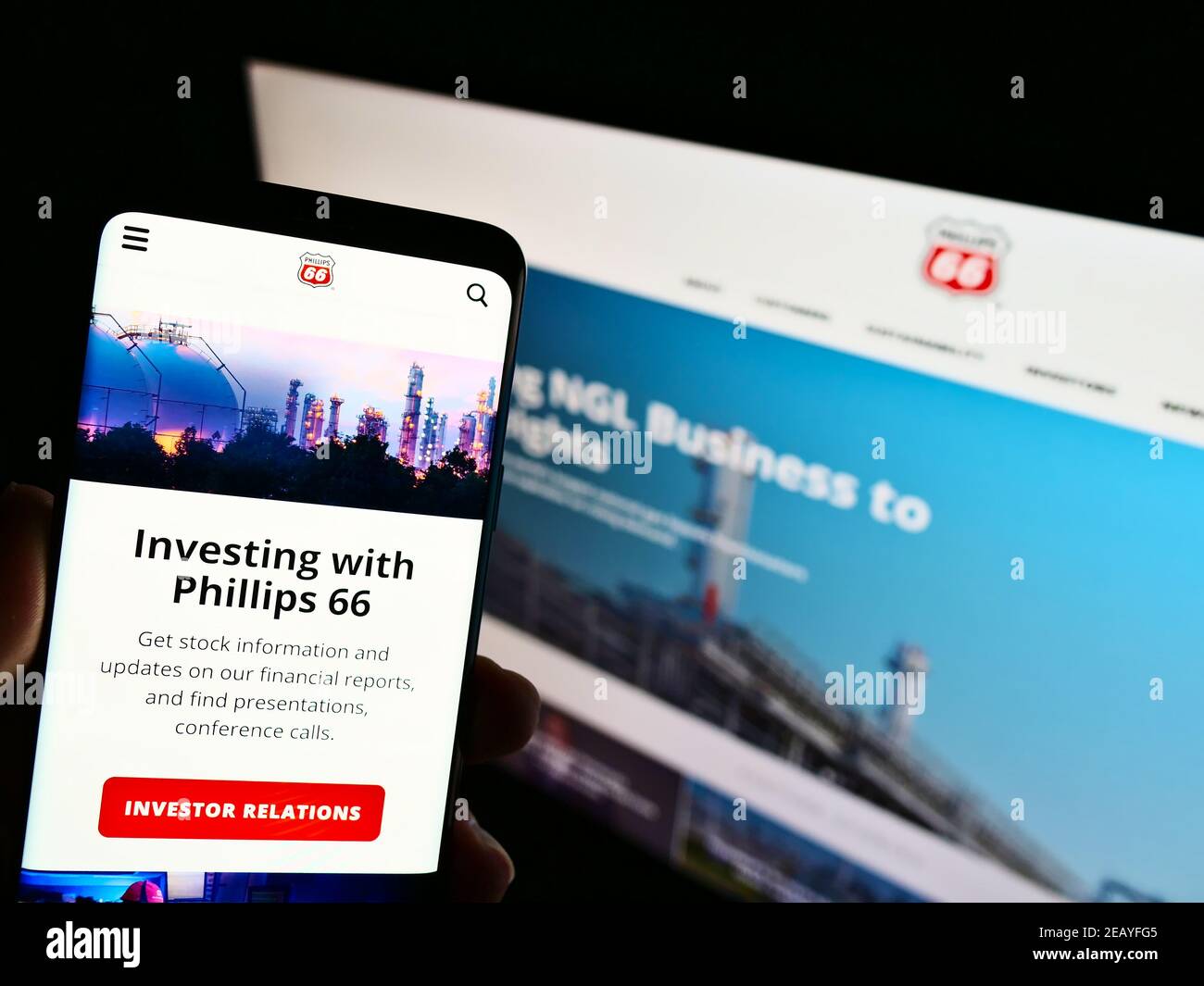 Person, die Mobiltelefon mit der Geschäftswebsite des US-Öl- und Gasunternehmens Phillips 66 Company auf dem Bildschirm hält. Konzentrieren Sie sich auf die Mitte links des Telefondisplays. Stockfoto