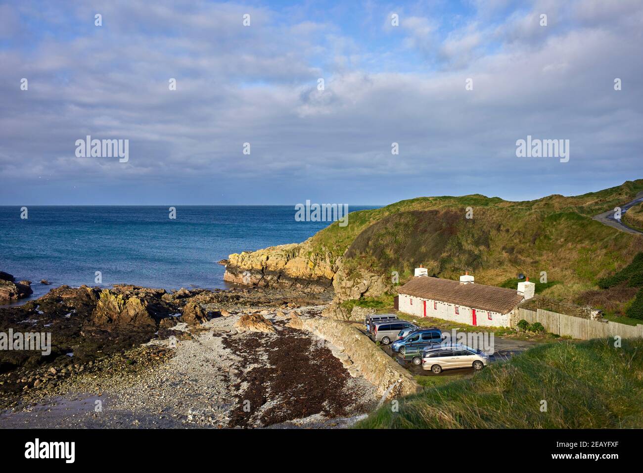 Die traditionellen reetgedeckten Hütten in der Niarbyl Bucht im Westen Küste der Isle of man Stockfoto