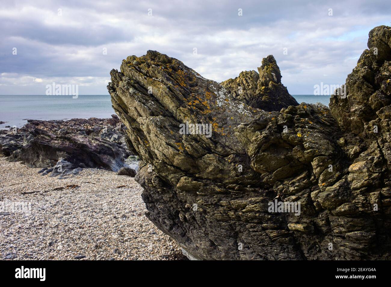 Zerklüftete Felsen am Whitestrand Beach in Niarbyl, Isle of man an einem Wintertag Stockfoto