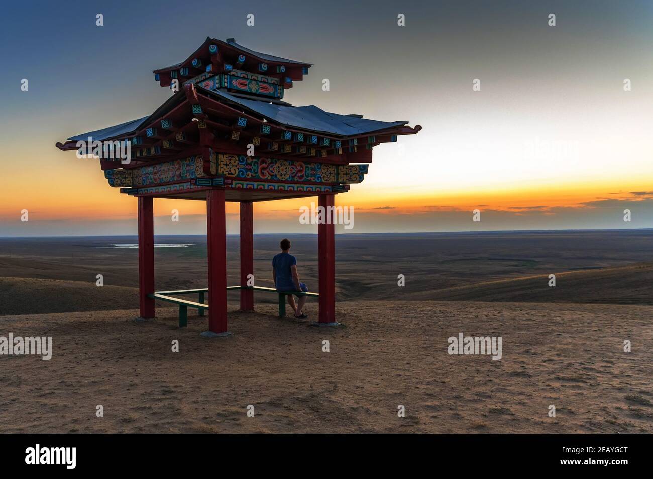 Pagode für Meditation oder Pavillon im buddhistischen Stil in Steppe Mit wolkenlosem Himmel Stockfoto