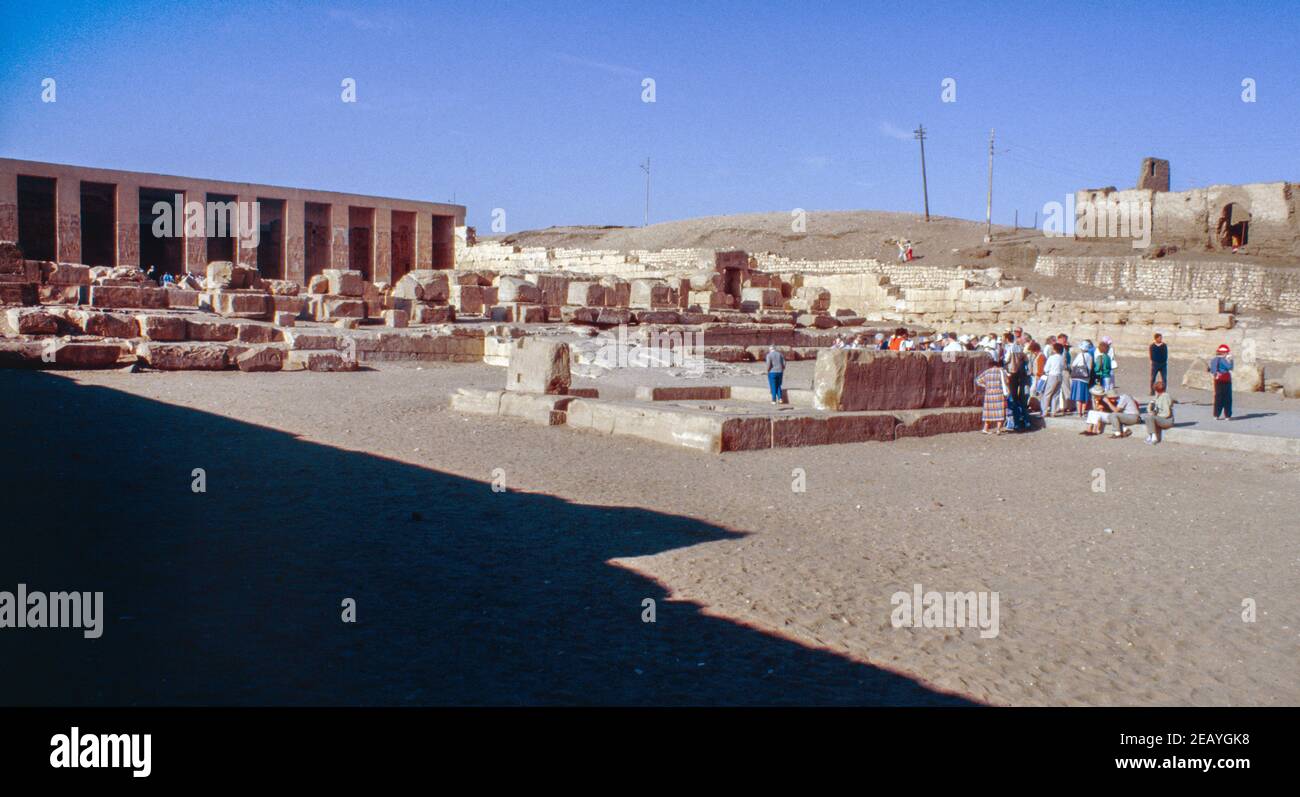 Abydos - eine der ältesten Städte und Tempelkomplex im alten Ägypten, Oberer Nil. Tempel von Seti I, erbaut um 1300 v. Chr. Archivscan von einem Dia. Februar 1987. Stockfoto