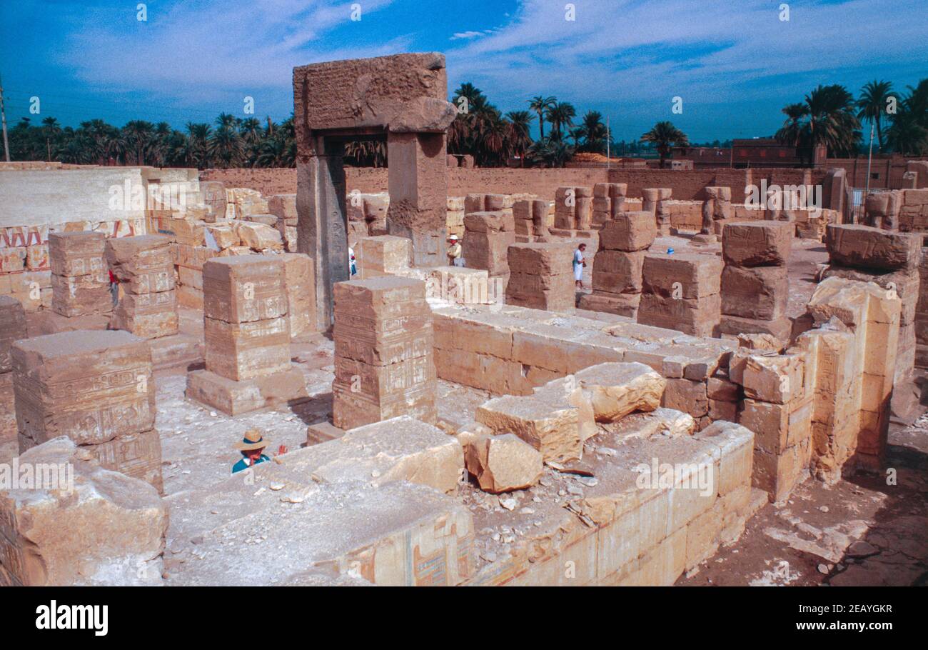 Abydos - eine der ältesten Städte und Tempelkomplex im alten Ägypten, Oberer Nil. Überreste des Tempels von Ramses II. Archivscan von einem Dia. Februar 1987. Stockfoto