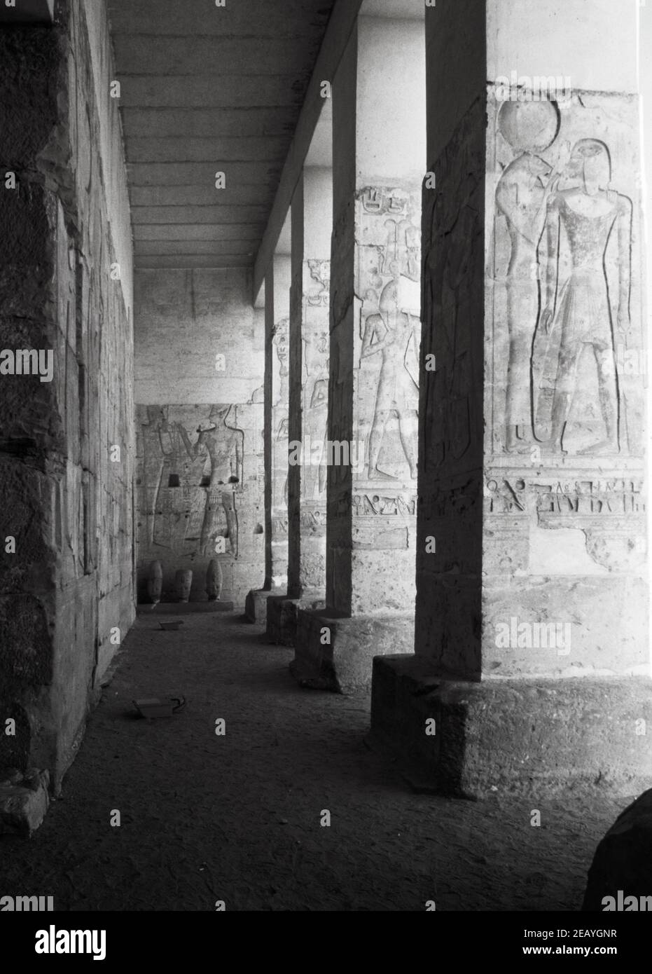 Abydos - eine der ältesten Städte und Tempelkomplex im alten Ägypten, Oberer Nil. Hypostyle Eingang des Tempels von Seti I. Archivscan von einer Dia. Februar 1987. Stockfoto