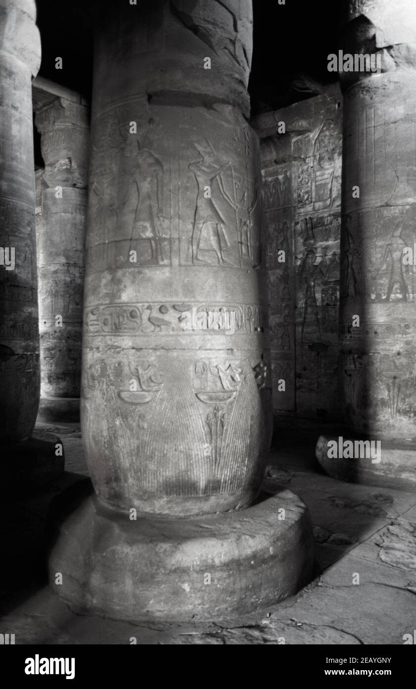 Abydos - eine der ältesten Städte und Tempelkomplex im alten Ägypten, Oberer Nil. Hypostyle des Tempels von Seti I. Archivscan von einem Dia. Februar 1987. Stockfoto