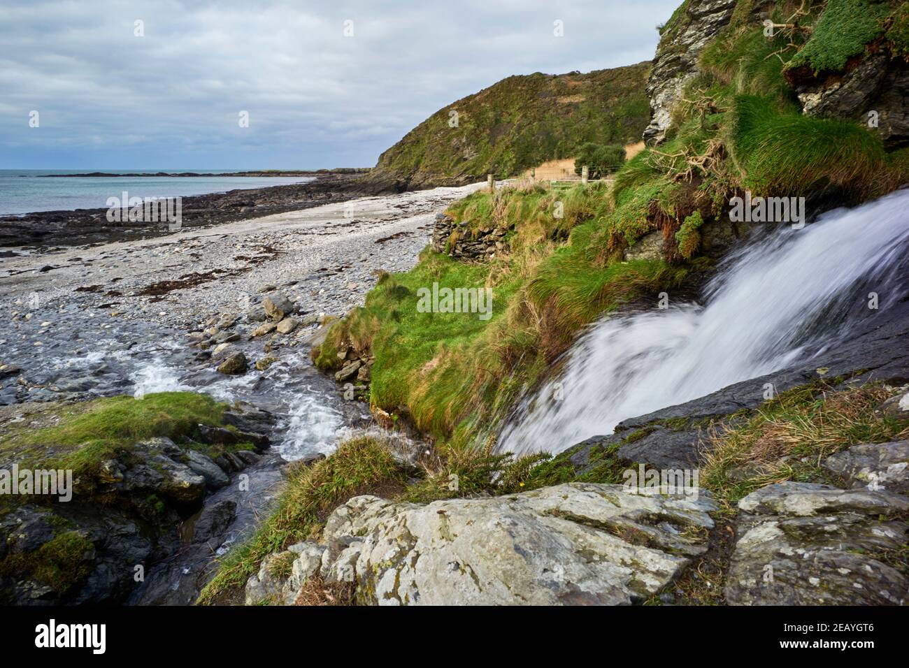 Wasser rauscht den Hang hinunter und auf den Strand von Whitestrand, Niarbyl an der Westküste der Isle of man Stockfoto