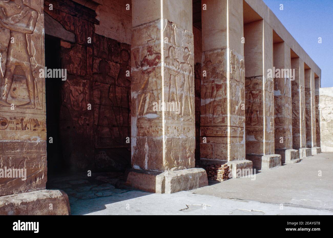 Abydos - eine der ältesten Städte und Tempelkomplex im alten Ägypten, Oberer Nil. Hypostyle Eingang des Tempels von Seti I. Archivscan von einer Dia. Februar 1987. Stockfoto