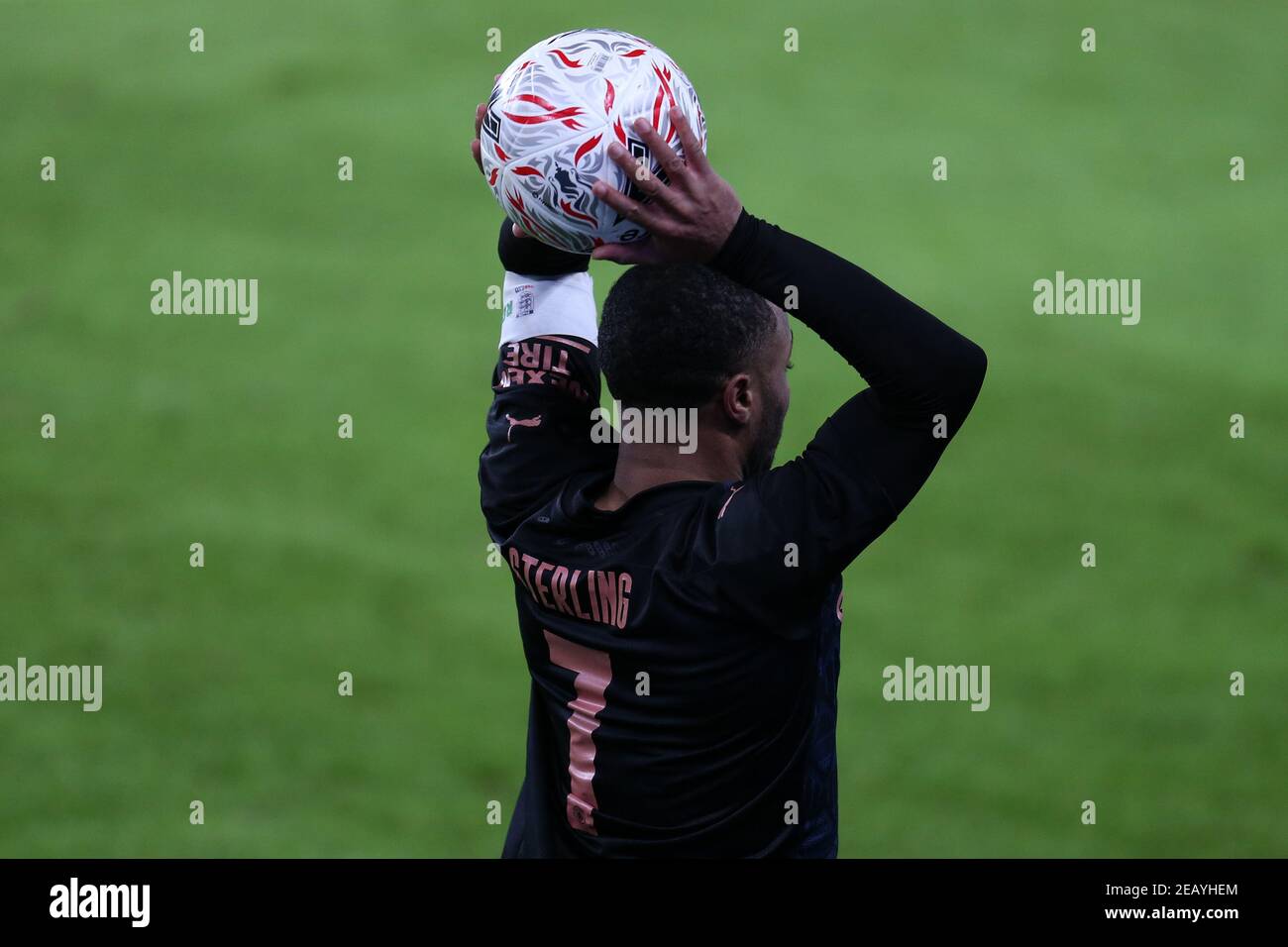 Swansea, Großbritannien. Februar 2021, 10th. Raheem Sterling von Manchester City nimmt einen Wurf.der Emirates FA Cup, 5th Runde Spiel, Swansea City gegen Manchester City im Liberty Stadium in Swansea, South Wales am Mittwoch 10th Februar 2021. Dieses Bild darf nur für redaktionelle Zwecke verwendet werden. Nur redaktionelle Verwendung, Lizenz für kommerzielle Nutzung erforderlich. Keine Verwendung in Wetten, Spiele oder ein einzelner Club / Liga / Spieler Publikationen. PIC von Andrew Orchard / Andrew Orchard Sport Fotografie / Alamy Live News Credit: Andrew Orchard Sport Fotografie / Alamy Live News Stockfoto