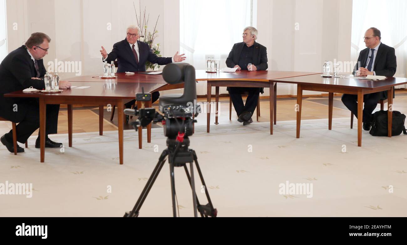 Berlin, Deutschland. Februar 2021, 11th. Bundespräsident Frank-Walter Steinmeier (2nd v.l.) sitzt mit Siegfried Russwurm (l.), BDI-Präsident, Jörg Hofmann (2nd v.l.), Vorsitzender der IG Metall, und Ottmar Edenhofer, Direktor des Potsdam-Instituts für Klimafolgenforschung, bei einer Diskussionsrunde im Schloss Bellevue. Quelle: Wolfgang Kumm/dpa/Alamy Live News Stockfoto