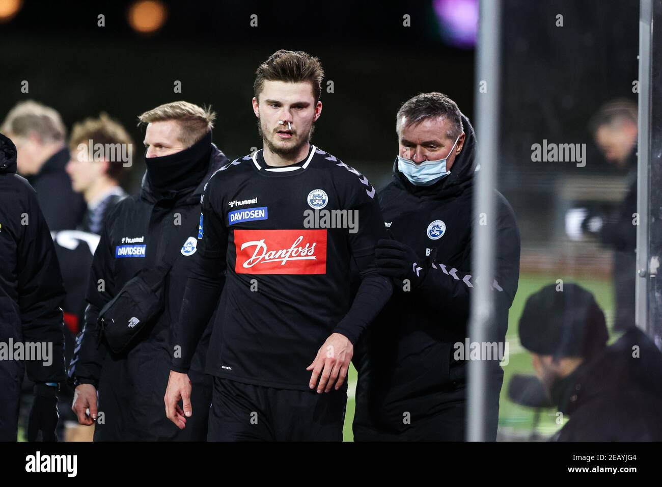 Kopenhagen, Dänemark. Februar 2021, 10th. Philipp Schmiedl (6) von SoenderjyskE wird beim Sydbank Pokalen-Match zwischen Fremad Amager und SoenderjyskE in Sundby Idraetsprak in Kopenhagen mit gebrochener Nase vom Platz genommen. (Foto Kredit: Gonzales Foto/Alamy Live News Stockfoto