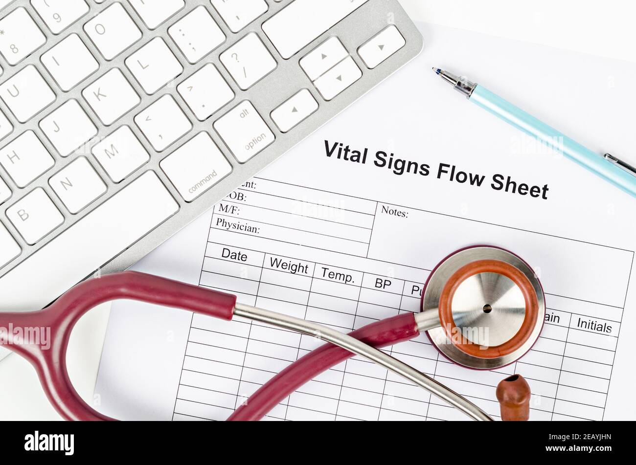 Leere Vitalparameter-Flussblatt Datensatz Formular und Stethoskop medizinische mit Tastatur Computer, Medizinische Konzepte. Stockfoto