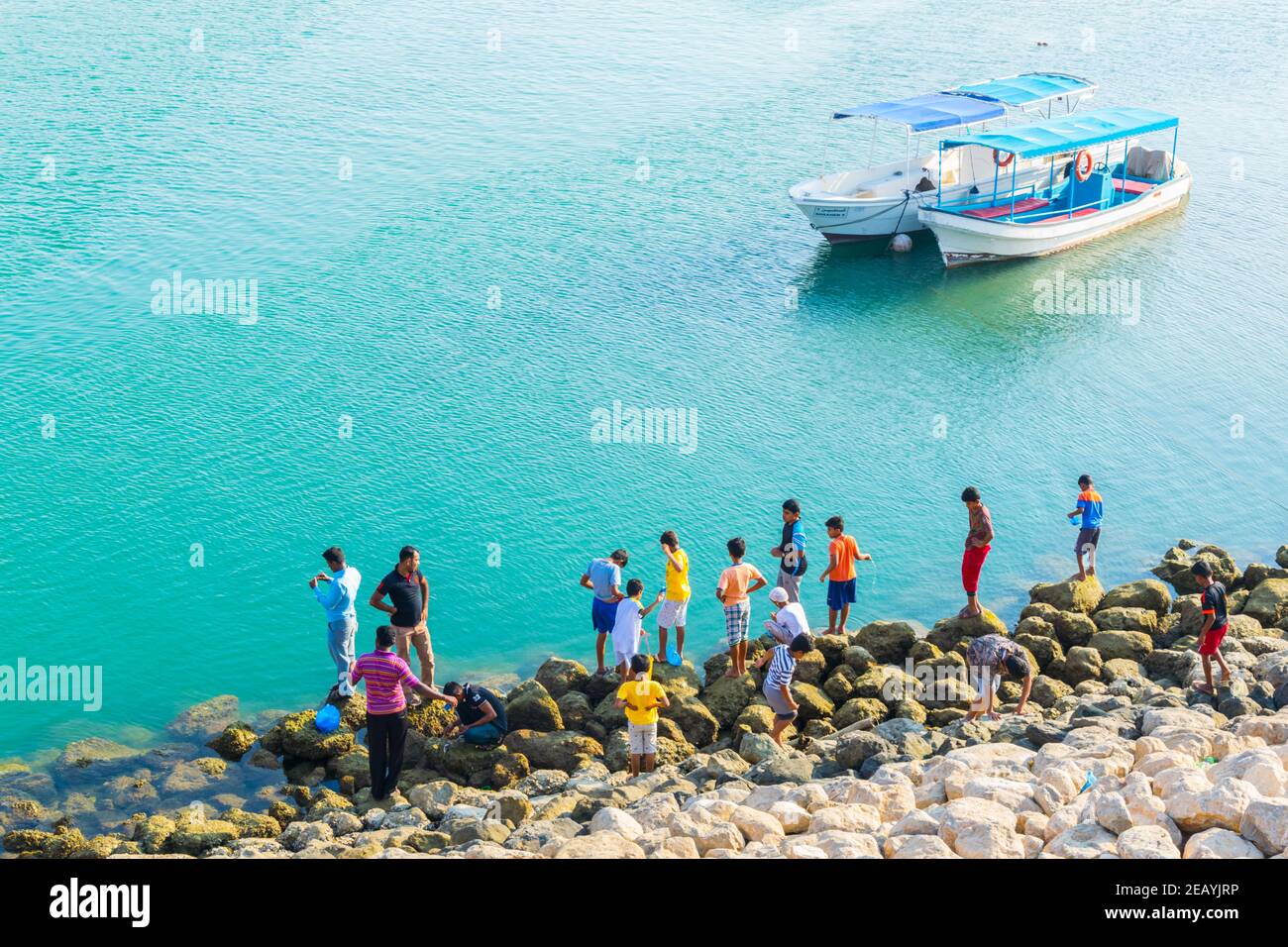 SUR, OMAN, 1. NOVEMBER 2016: Kinder spielen an einer Küste in der omanischen Stadt Sur. Stockfoto