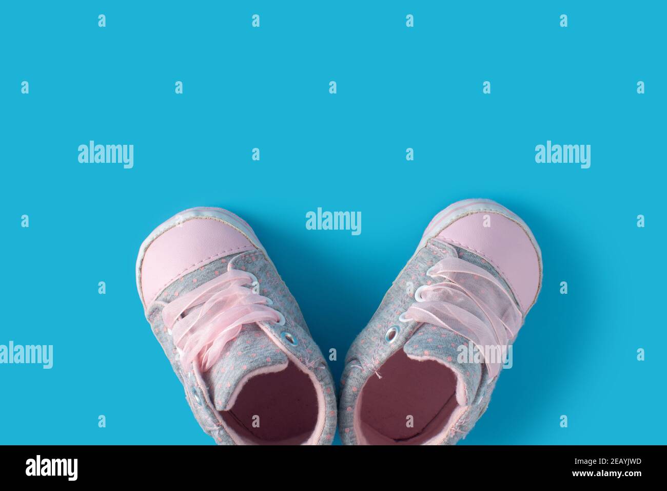 Baby Schuhe auf blauem Hintergrund Stockfoto