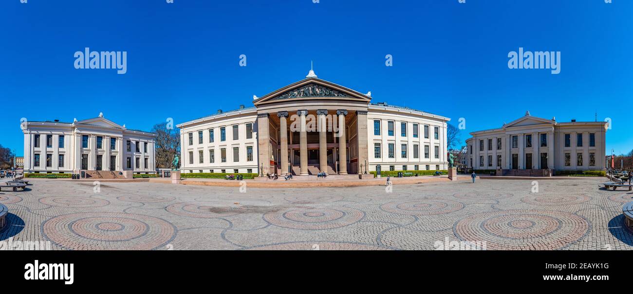 OSLO, NORWEGEN, 15. APRIL 2019: Studierende sitzen vor der Universität in Oslo, Norwegen Stockfoto