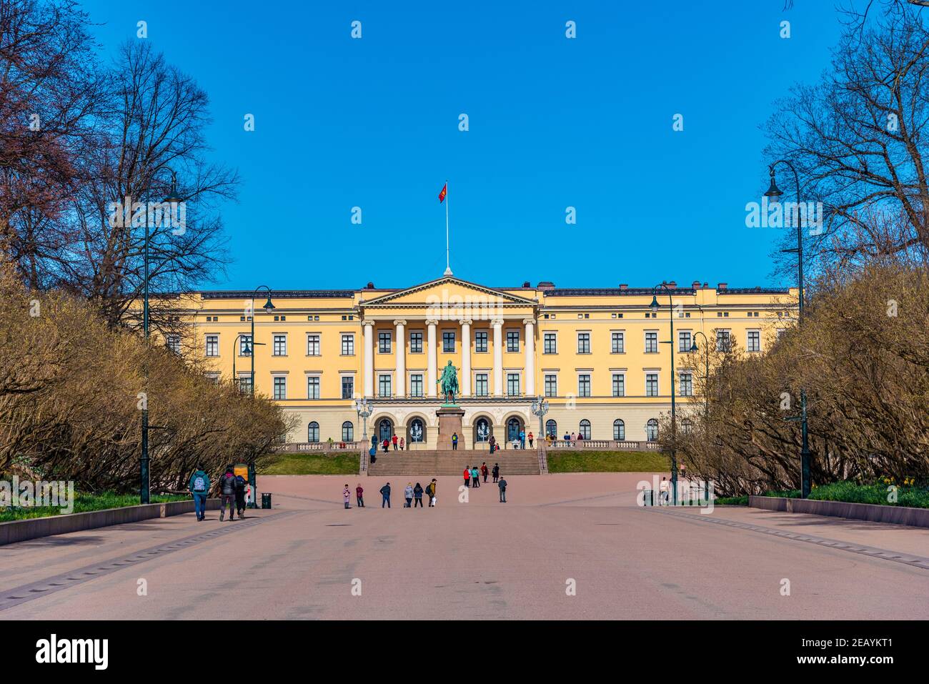 OSLO, NORWEGEN, 16. APRIL 2019: Karl Johans Tor Straße, die zum königlichen Palast in Oslo, Norwegen Stockfoto