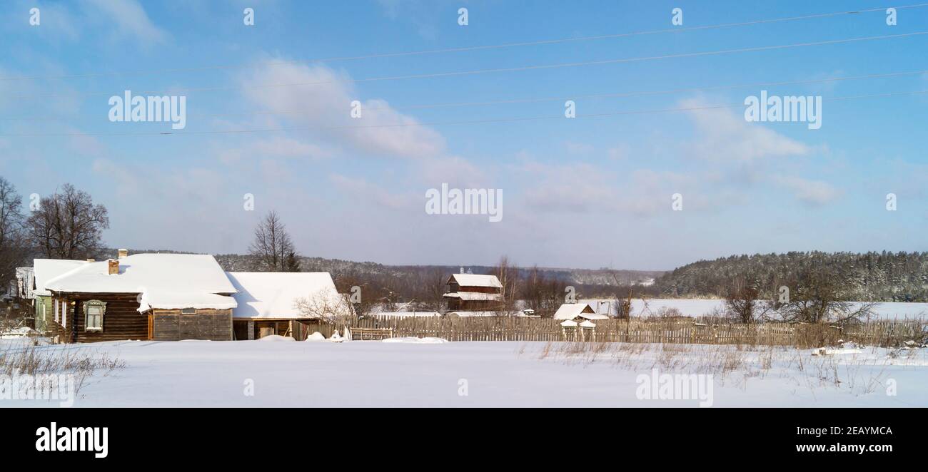 Die Winterlandschaft in ländlichem Gelände mit Dorf im Hintergrund Himmel mit Wolke.Schönheit in der Natur in Russland Stockfoto