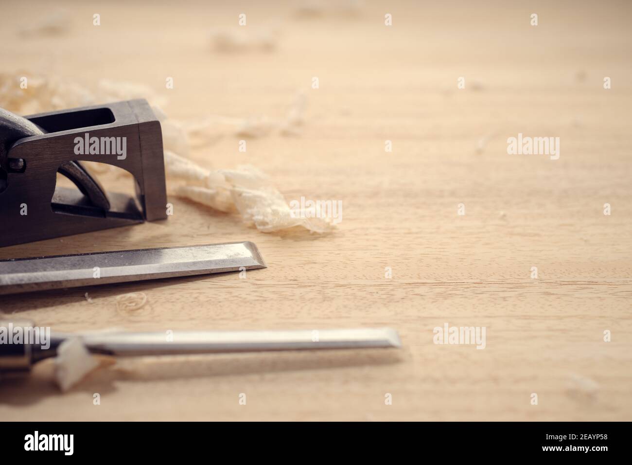 Schreinerei oder Holzbearbeitung Hintergrund mit Kopierraum. Schreinerei Werkzeuge und Holzspäne auf einem Tisch. Holzbearbeitung, Handwerk und Handarbeit Konzept Stockfoto