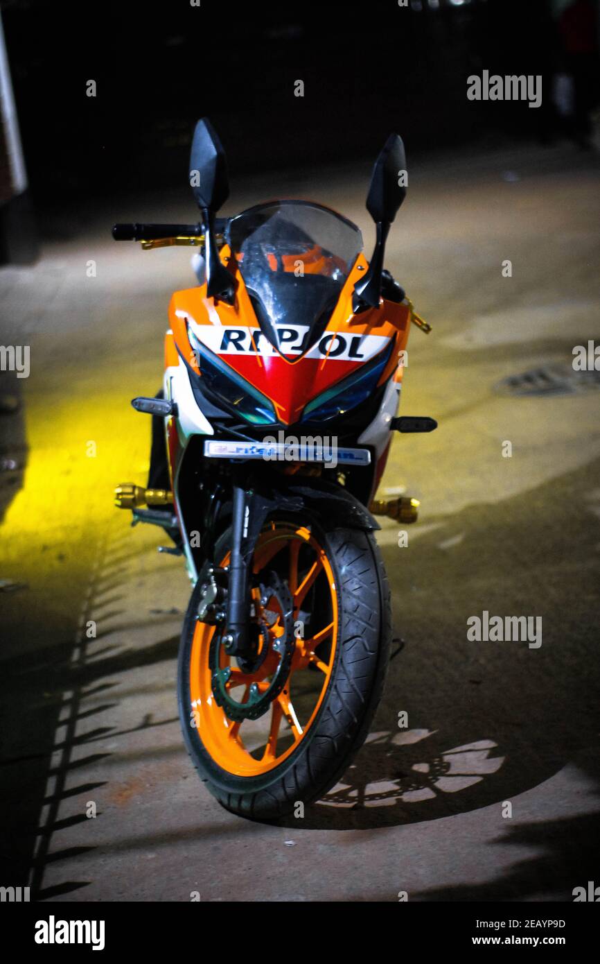 Die Person, die in der Nacht ein Motorrad fährt. Stockfoto