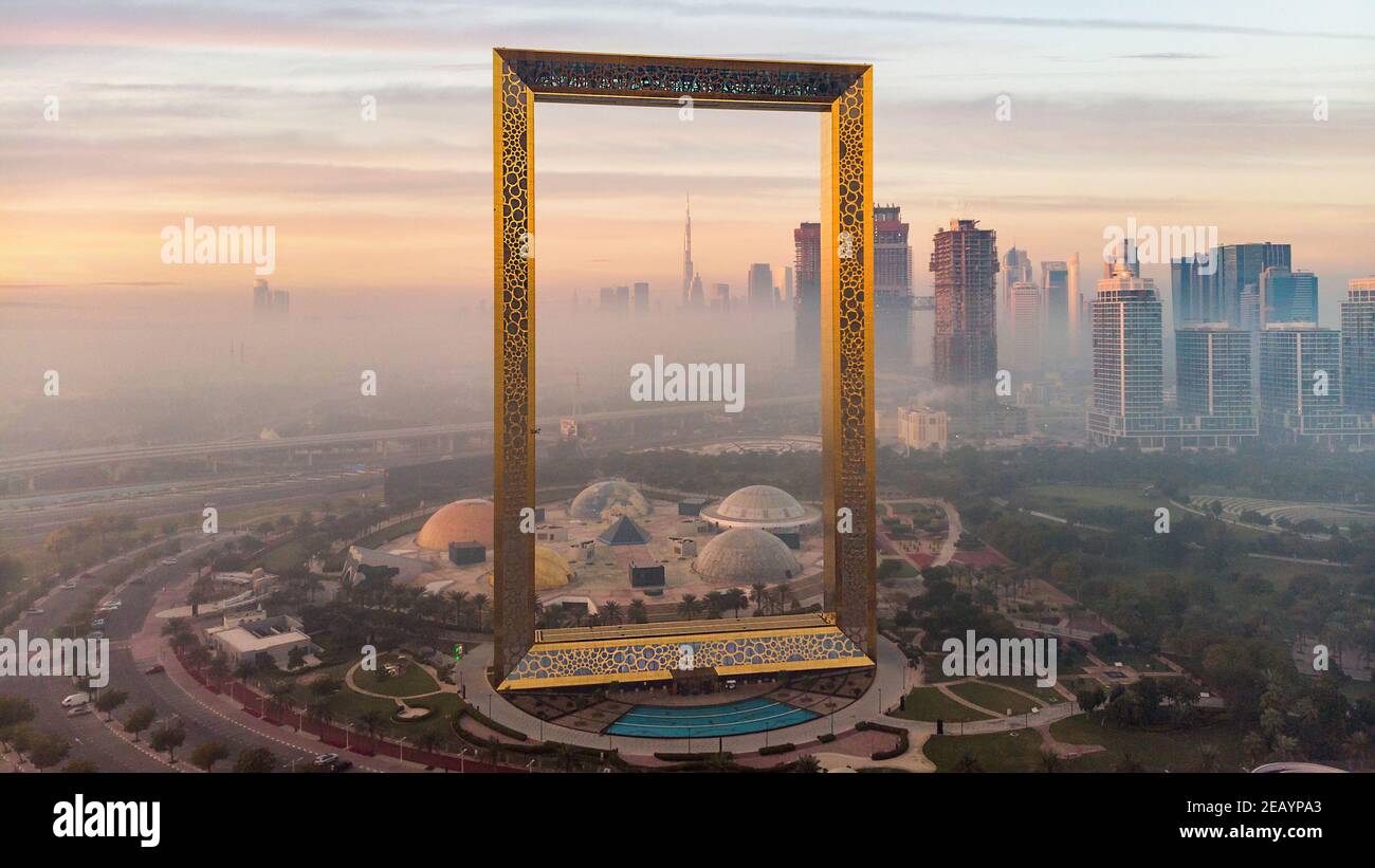 DUBAI, VEREINIGTE ARABISCHE EMIRATE - 01. Jan 2020: Ein Shooting am frühen Morgen für den Dubai Frame während der Nebelzeit Stockfoto DUBAI, VEREINIGTE ARABISCHE EMIRATE - 01. Jan 2020: Ein Shooting am frühen Morgen für den Dubai Frame während der Nebelzeit Stockfoto
