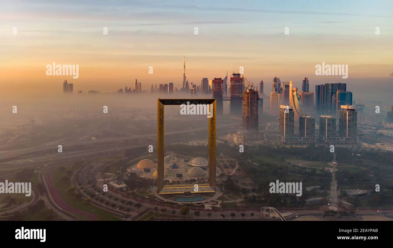 DUBAI, VEREINIGTE ARABISCHE EMIRATE - 01. Jan 2020: Ein Shooting am frühen Morgen für den Dubai Frame während der Nebelzeit Stockfoto DUBAI, VEREINIGTE ARABISCHE EMIRATE - 01. Jan 2020: Ein Shooting am frühen Morgen für den Dubai Frame während der Nebelzeit Stockfoto