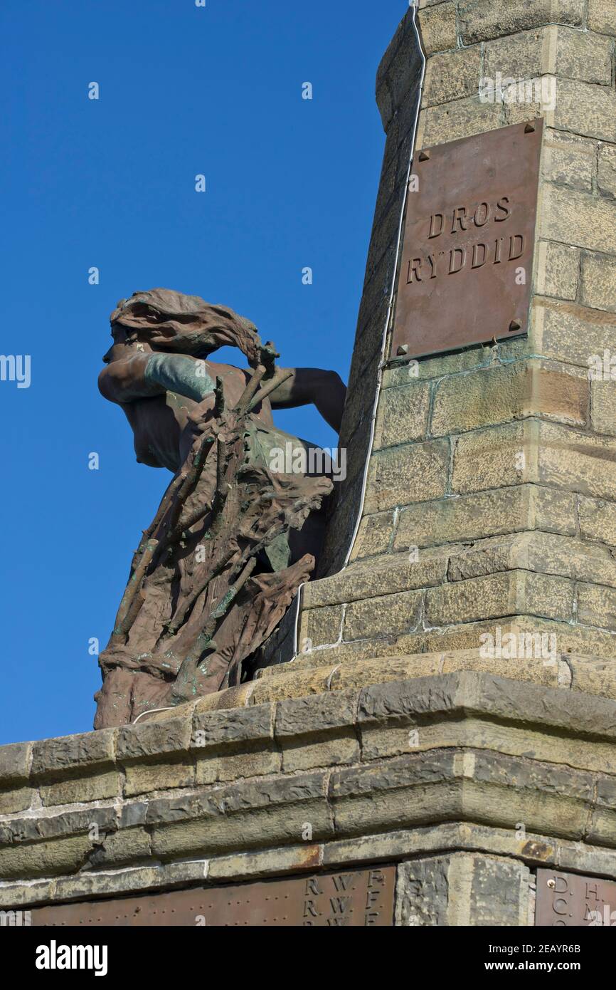 War Memorial an den Ruinen des mittelalterlichen Aberystwyth Castle (Castell Aberystwyth) Aberystwyth, Ceredigion, Wales, Großbritannien Stockfoto