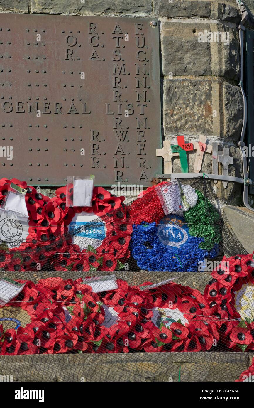 War Memorial an den Ruinen des mittelalterlichen Aberystwyth Castle (Castell Aberystwyth) Aberystwyth, Ceredigion, Wales, Großbritannien Stockfoto