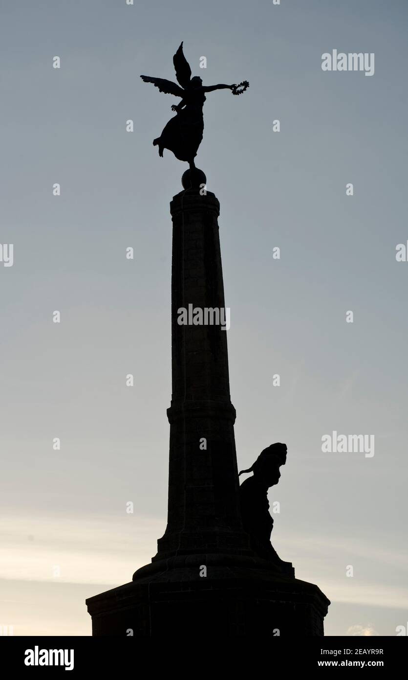 War Memorial an den Ruinen des mittelalterlichen Aberystwyth Castle (Castell Aberystwyth) Aberystwyth, Ceredigion, Wales, Großbritannien Stockfoto