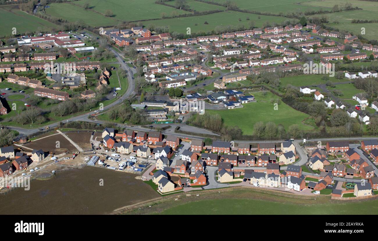 Luftaufnahme von Ambrosden in Oxfordshire mit neuen Häusern Gebaut in der Nähe der Dorfgrundschule Stockfoto
