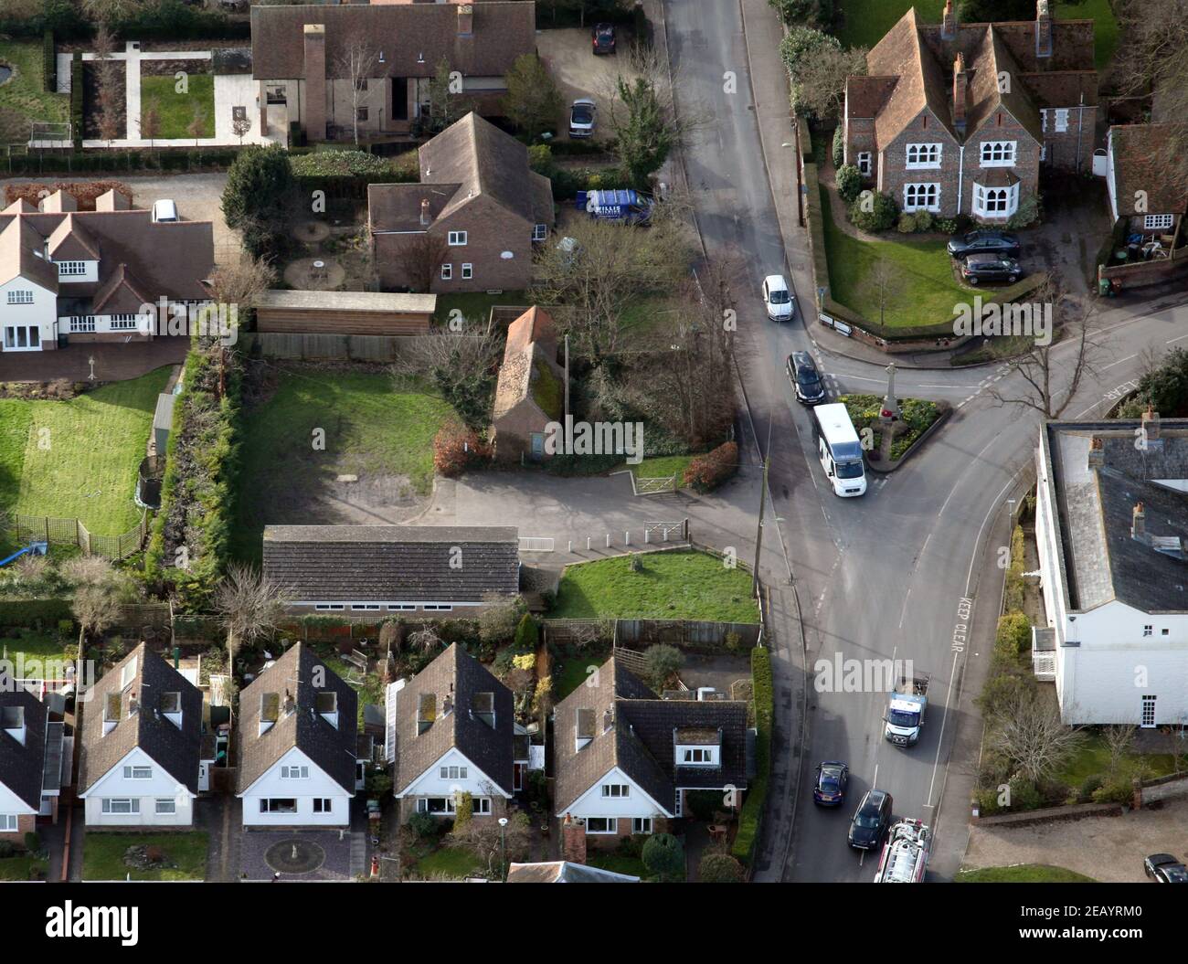 Luftaufnahme des Dorfes Benson, Oxfordshire, wo die B4009 Oxford Road sich mit Church Road teilt Stockfoto