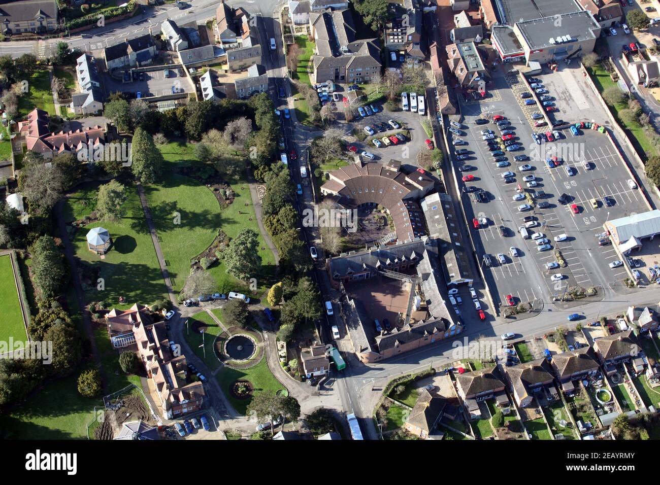 Luftaufnahme von Bicester, Oxfordshire mit Garth Park, Bicester Children & Family Services und Courtyard Youth Arts Centre Gebäuden prominent Stockfoto