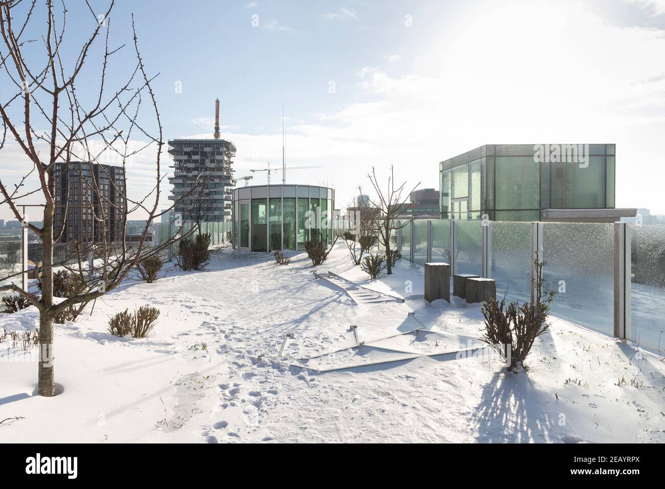 Eindhoven, Niederlande, 9th. Februar 2021. Strijp S Stadt mit einer Dachterrasse, die mit Schnee bedeckt ist an einem eisig kalten sonnigen Tag und einem blauen Himmel Stockfoto