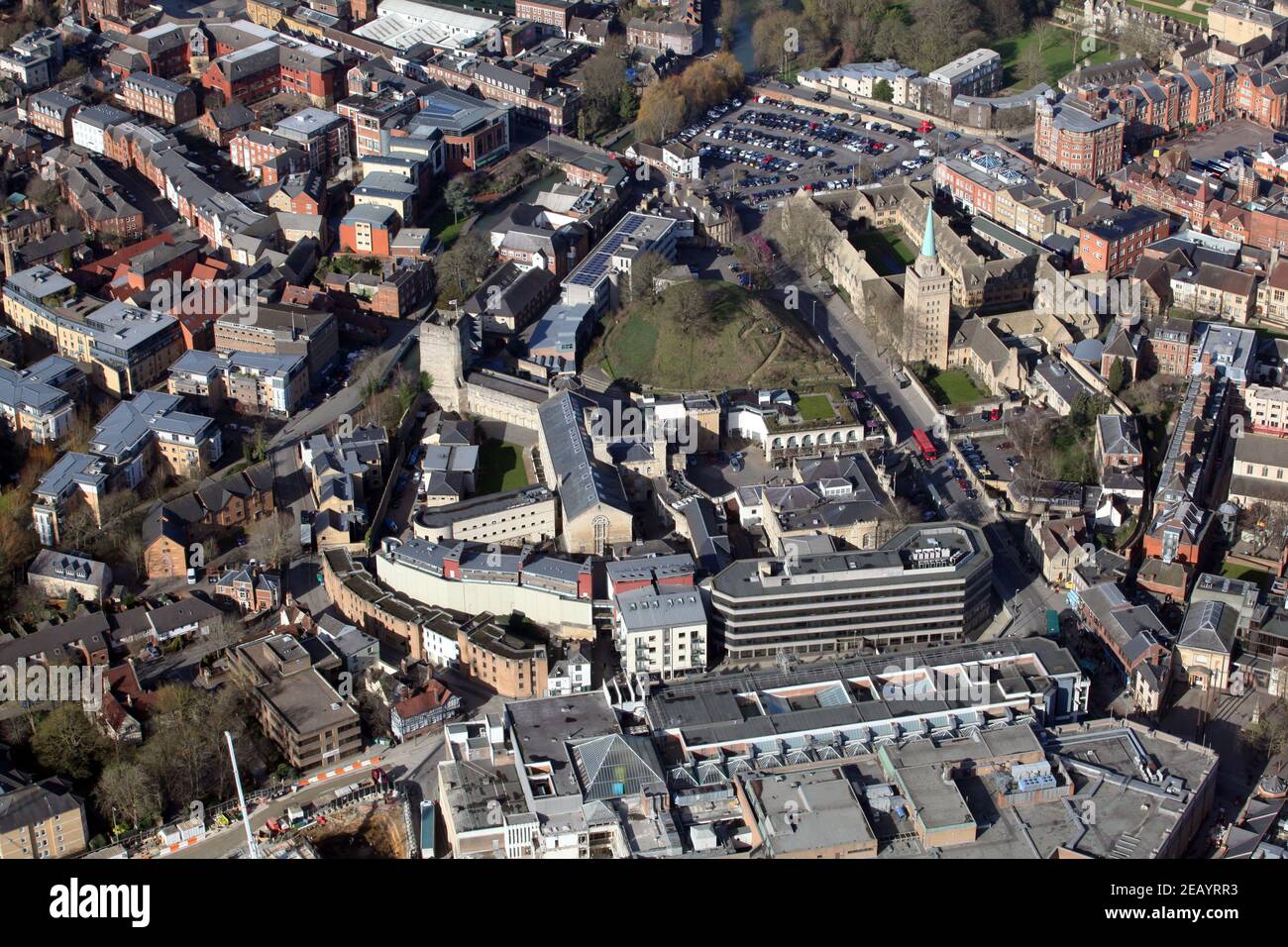Luftaufnahme der Oxford County Council County Hall (und Schloss dahinter), Westgate Shopping Centre in unmittelbarer Nähe im Vordergrund Stockfoto