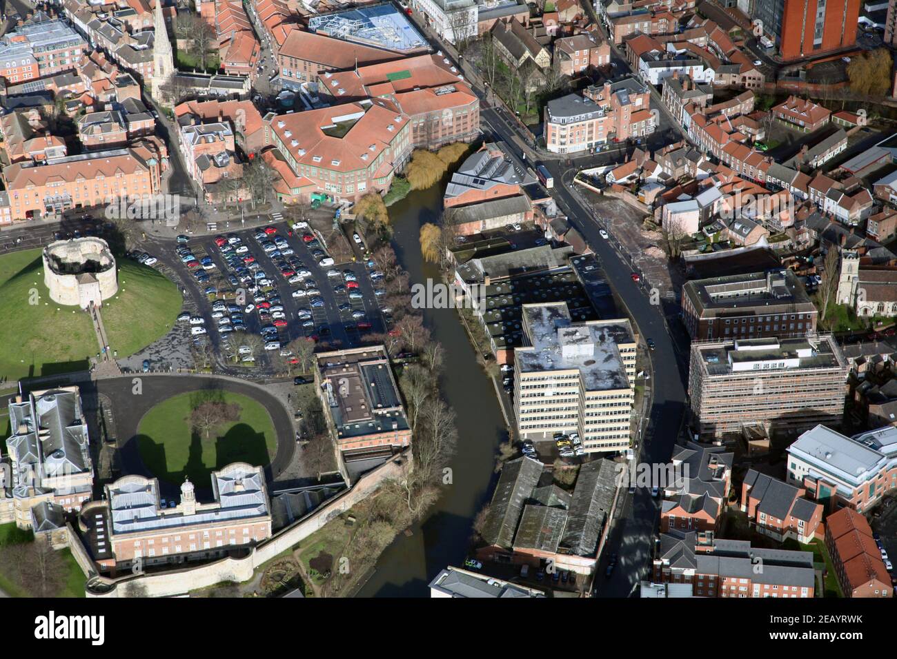 Luftaufnahme des Flusses Foss & Piccadilly im Zentrum von York, auch gezeigt: Cliffords Tower (Schloss) & das Jorvik Center Stockfoto