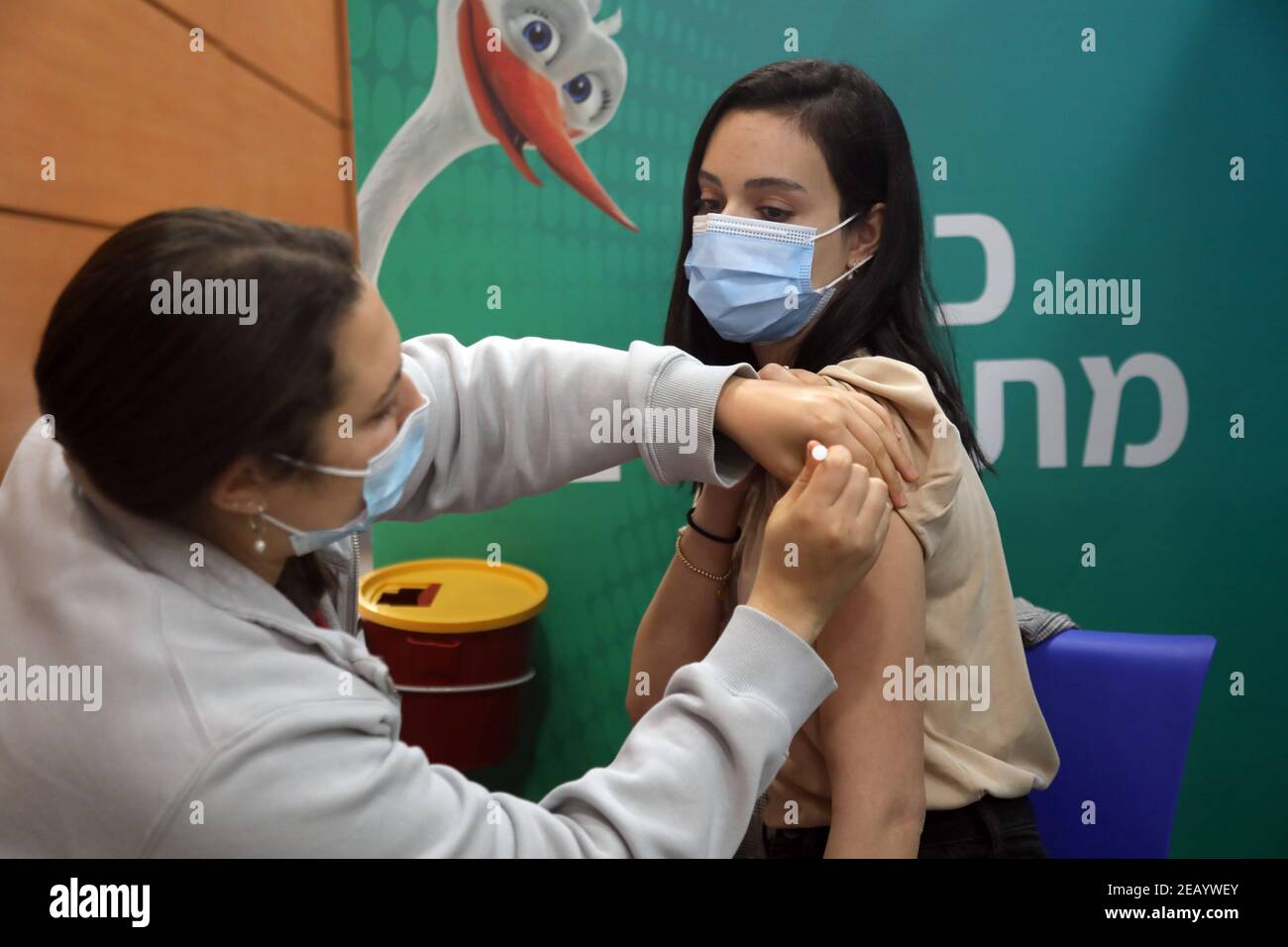 (210211) -- TEL AVIV, 11. Februar 2021 (Xinhua) -- eine israelische Frau erhält am 10. Februar 2021 in einem Impfzentrum in Tel Aviv, Israel, eine Dosis des COVID-19-Impfstoffs. Seit Beginn der Impfkampagne am 20. Dezember 2020 hat die Zahl der gegen COVID-19 geimpften Menschen in Israel 3,64 Millionen überschritten, das sind 39,1 Prozent der Gesamtbevölkerung. (Gideon Markowicz/JINI via Xinhua) Stockfoto