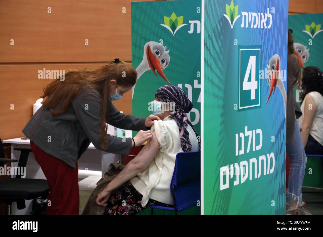 (210211) -- TEL AVIV, 11. Februar 2021 (Xinhua) -- eine israelische Frau erhält am 10. Februar 2021 in einem Impfzentrum in Tel Aviv, Israel, eine Dosis des COVID-19-Impfstoffs. Seit Beginn der Impfkampagne am 20. Dezember 2020 hat die Zahl der gegen COVID-19 geimpften Menschen in Israel 3,64 Millionen überschritten, das sind 39,1 Prozent der Gesamtbevölkerung. (Gideon Markowicz/JINI via Xinhua) Stockfoto