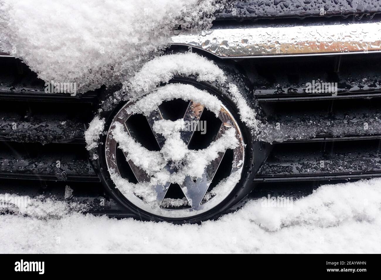 Nass Auto Schnee Nahaufnahme Volkswagen Auto Abzeichen vw deutsches Auto Marke Stockfoto