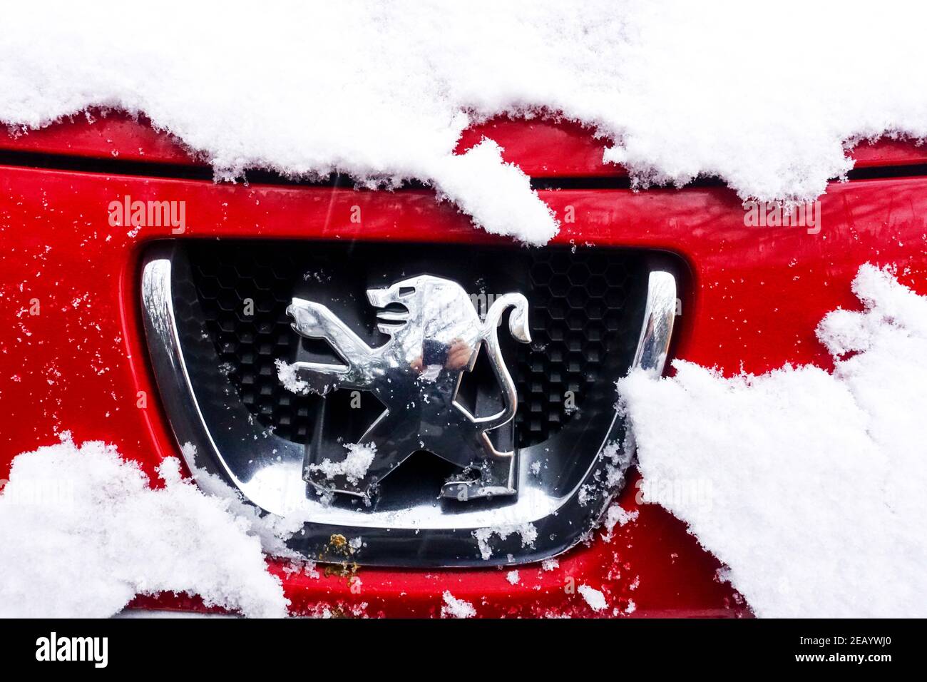 Nass Auto Schnee Nahaufnahme Peugeot Auto Abzeichen Stockfoto