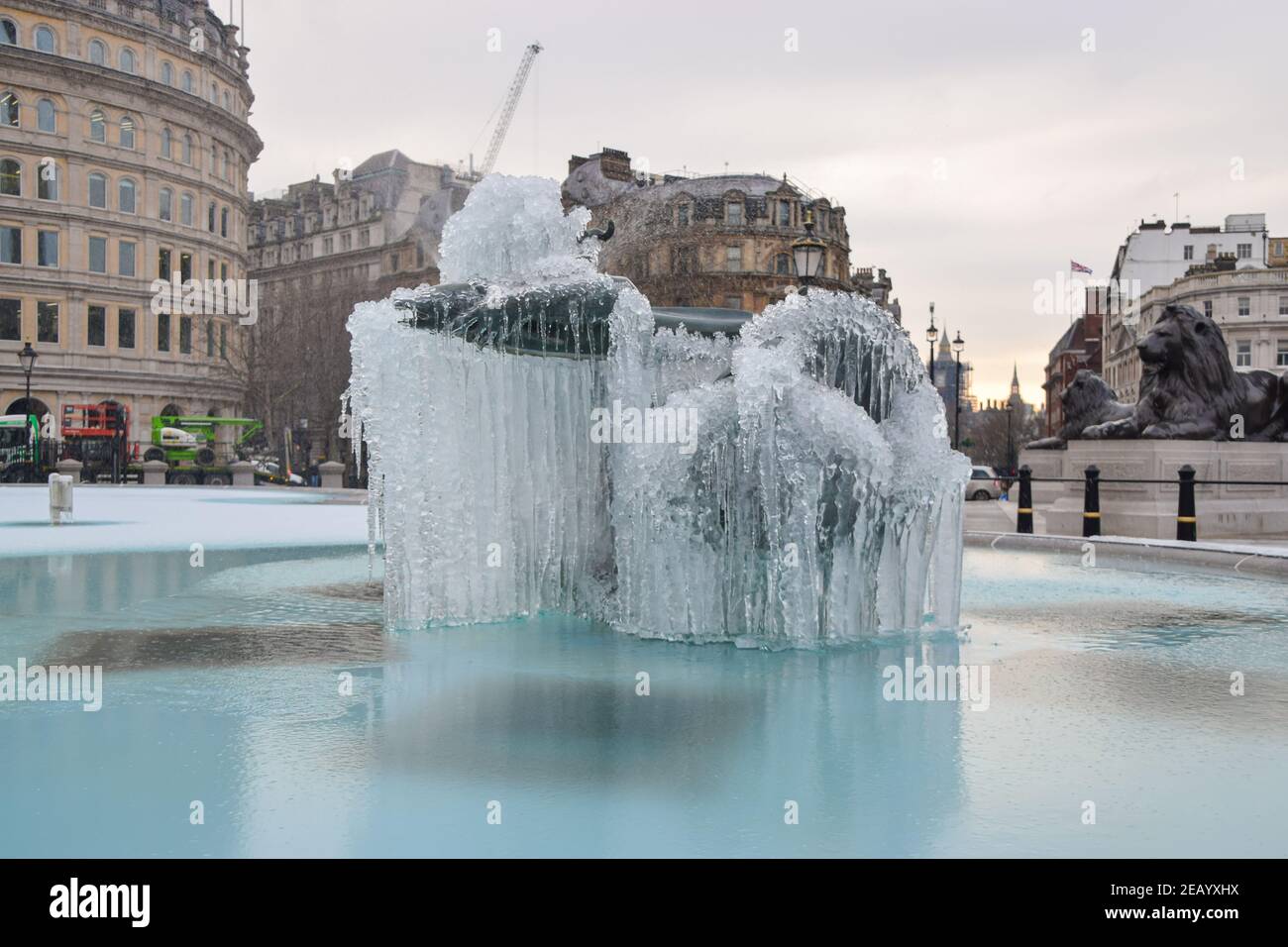 Gefrorener Brunnen am Trafalgar Square, London, Großbritannien 11. Februar 2021. Die Temperaturen fielen über Nacht, während einige Teile des Landes die niedrigsten Temperaturen seit mehr als einem Vierteljahrhundert aufzeichneten. Stockfoto