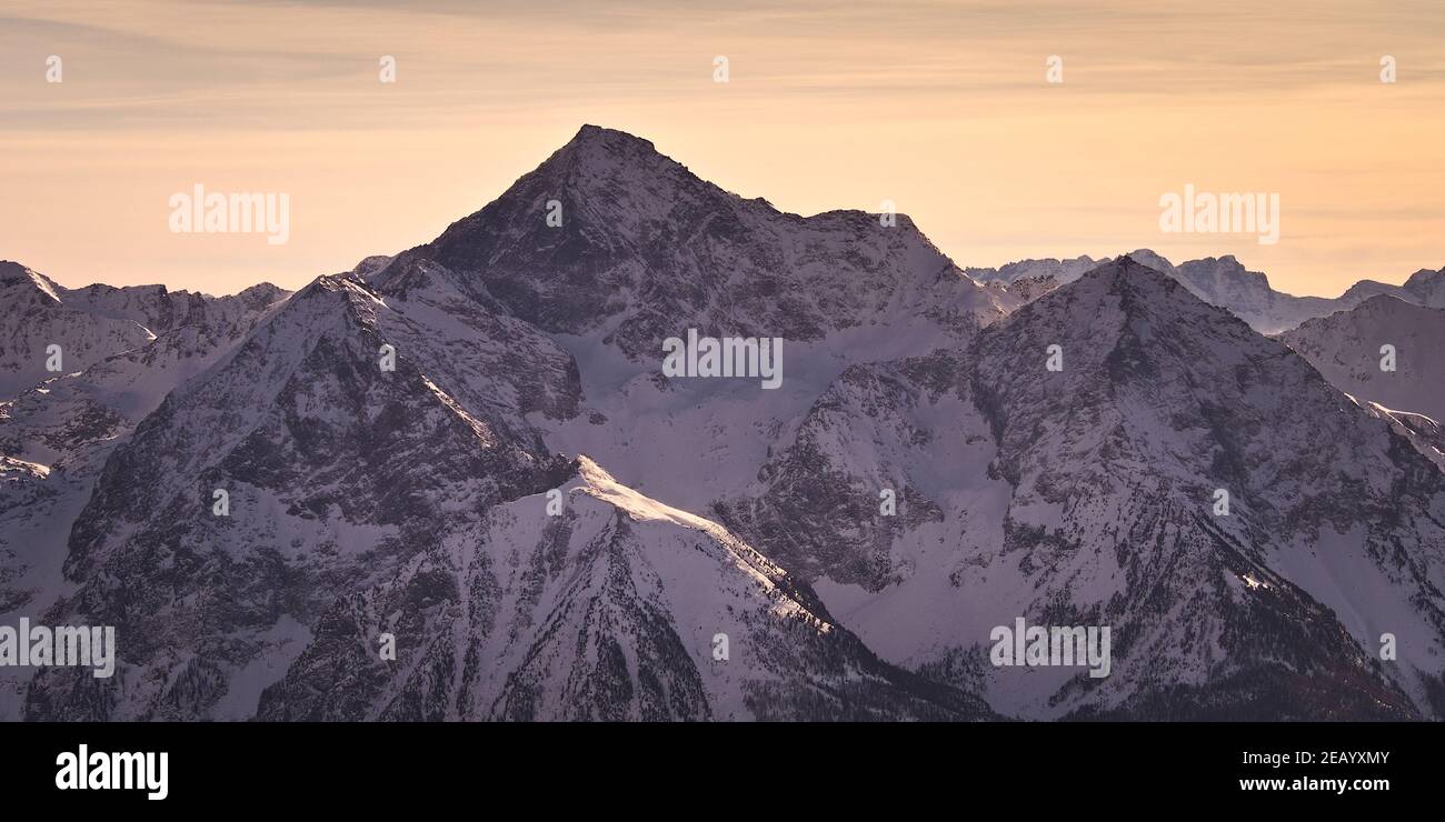 Quart, Aostatal (Italien): Die Sonne am späten Nachmittag beleuchtet die Mont Emilius-Bergkette. Stockfoto