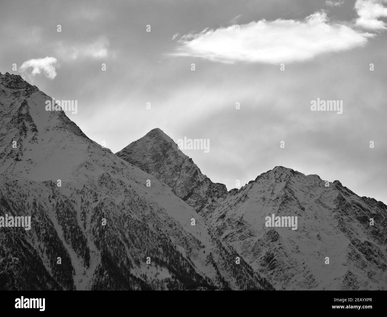 Verrayes, Aostatal (Italien): Blick auf die herrliche Ostwand des Mont Emilius, von Verrayes aus gesehen. Stockfoto