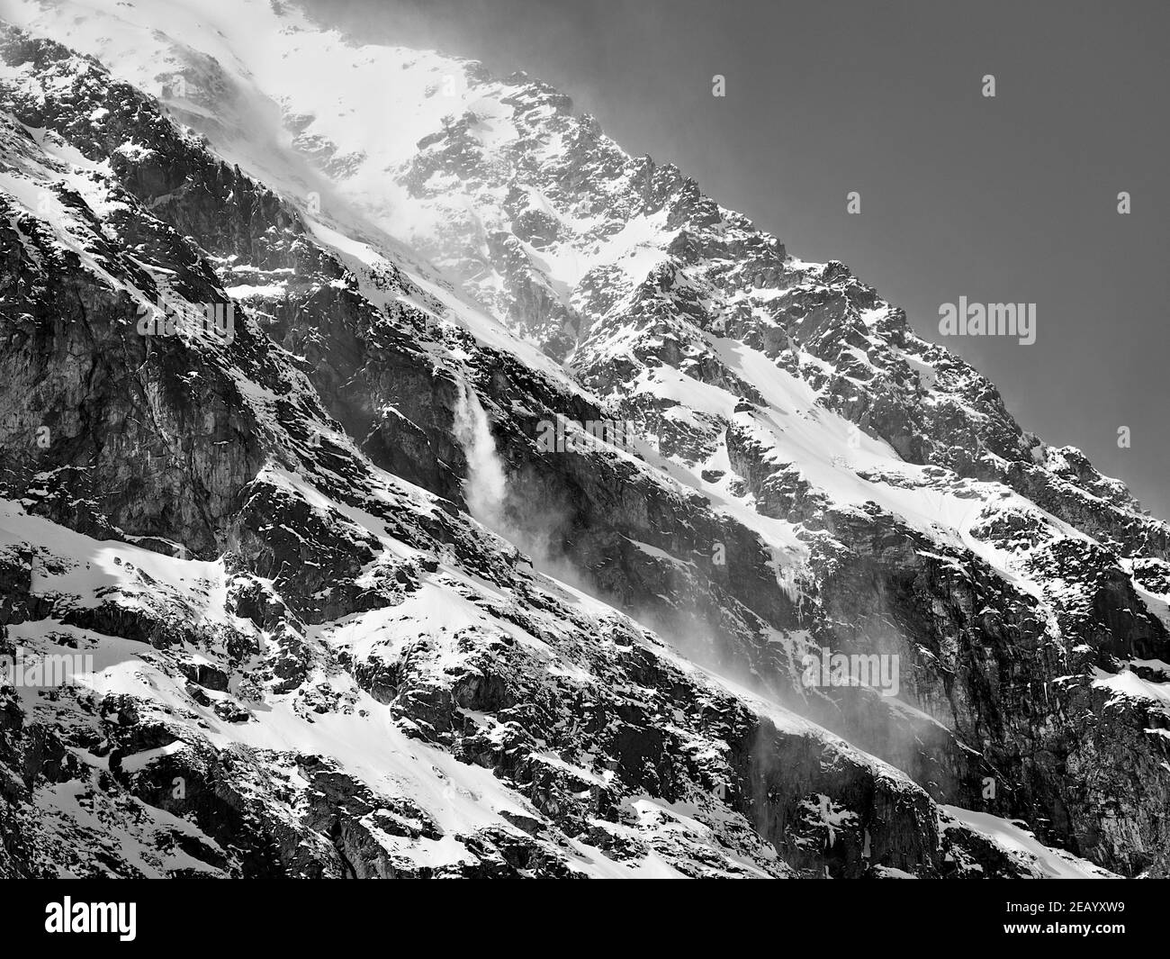 Valsavarenche, Aostatal (Italien): Lawinenbröckeln vom Gipfel der Punta Bioula. Stockfoto