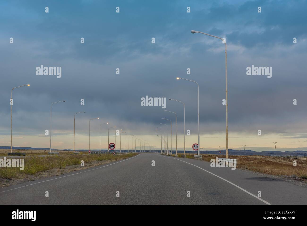 Straße Nr. 3 durch die argentinischen Pampas nördlich von Comodoro Rivadavia Stockfoto