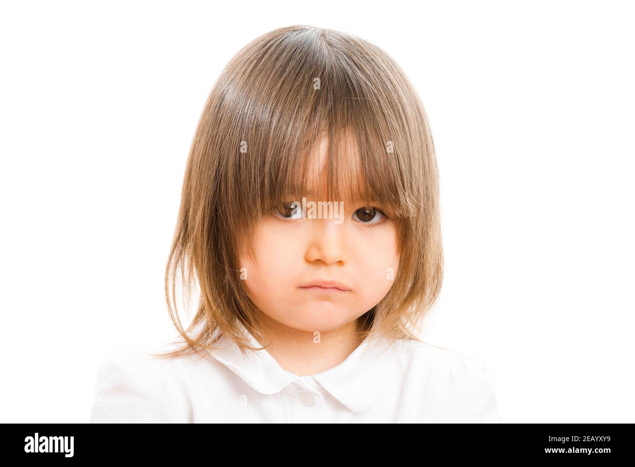 Ein wütendes, zwei Jahre altes Mädchen, das die Kamera anschaut. Stockfoto