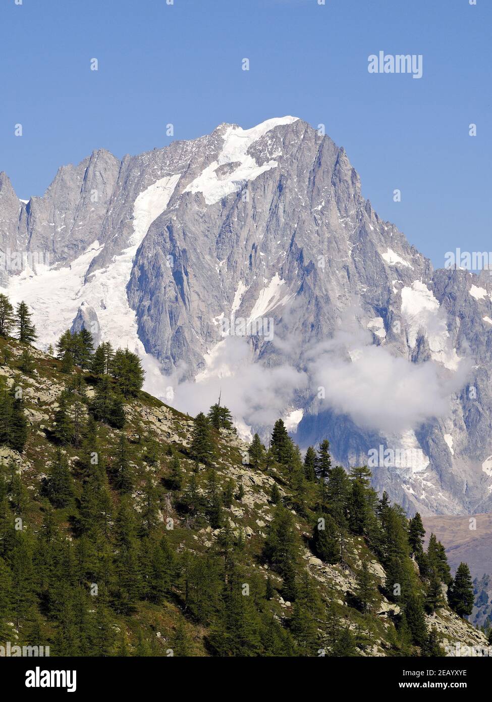 Arpy, Aostatal (Italien): Die beeindruckende Südwand der Grandes Jorasses. Stockfoto